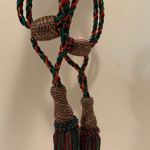 SET OF 2 HOME DECORATIVE TASSELS.